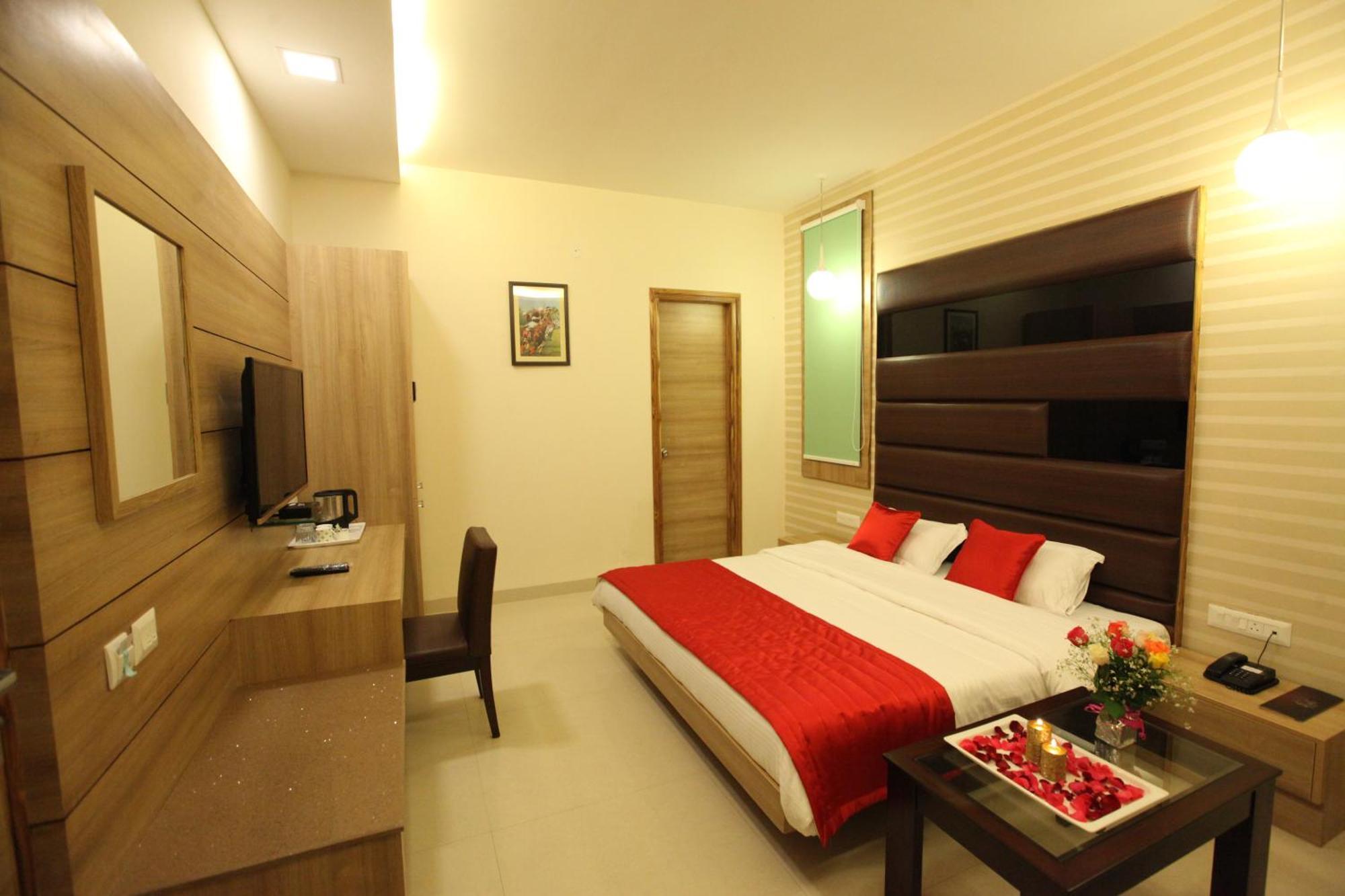 Hotel Golden Fern Patiāla Esterno foto